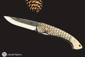 Citadel Trident “MILKY CARP”- Couteau de poche.